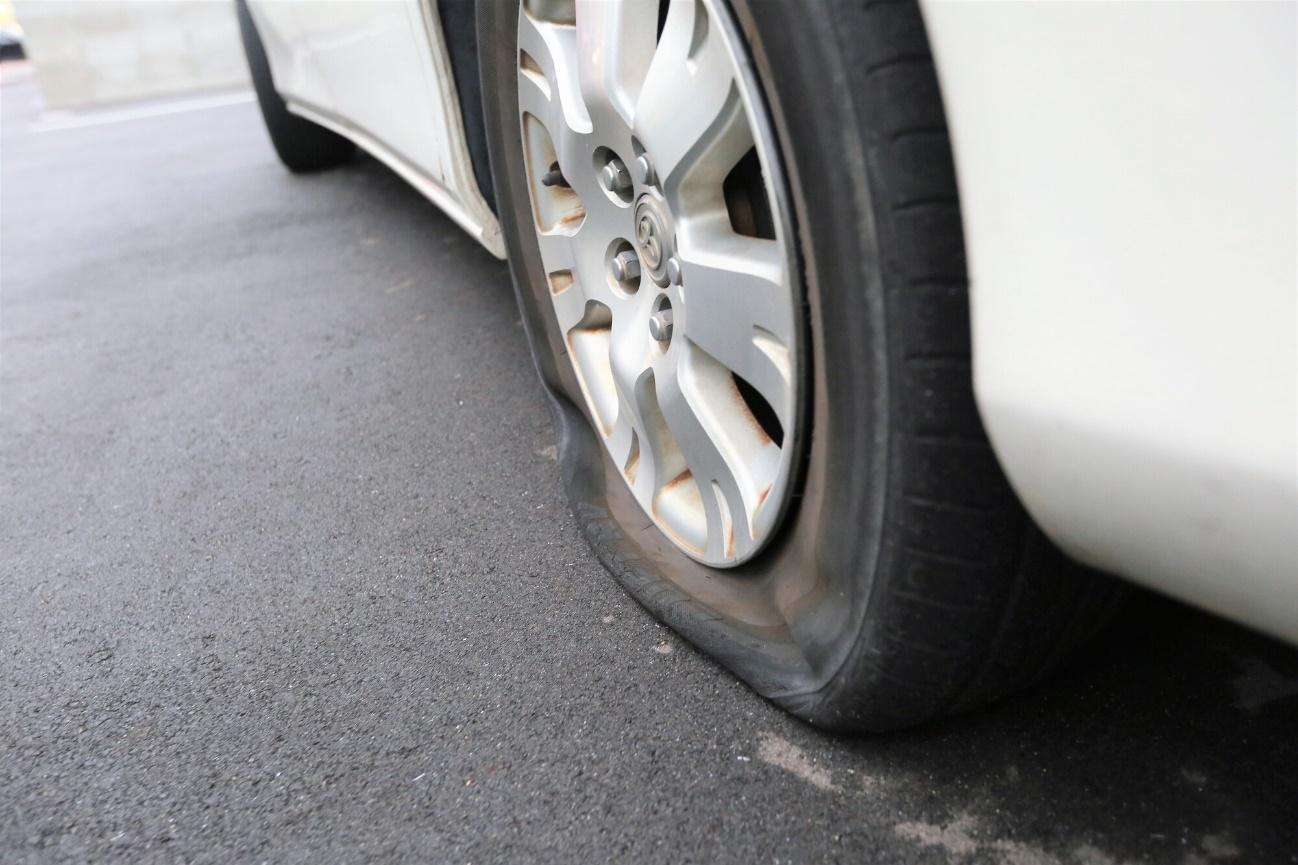 パンクしたタイヤ